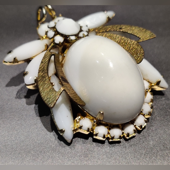 Vintage JULIANA Delizza & Elster Milk Glass Bee Bug Insect Pin Brooch - Picture 4 of 16